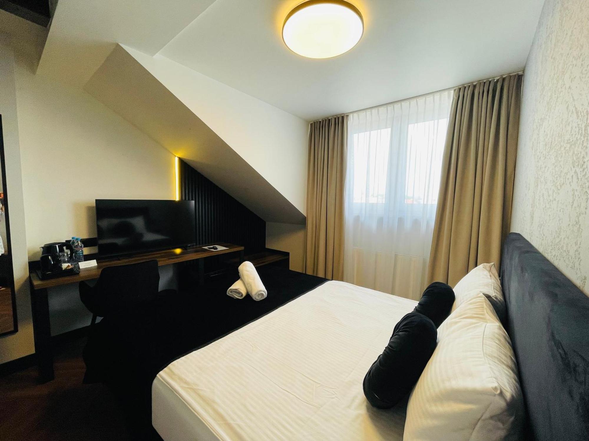 Hotel Millennium Пшасныш Экстерьер фото